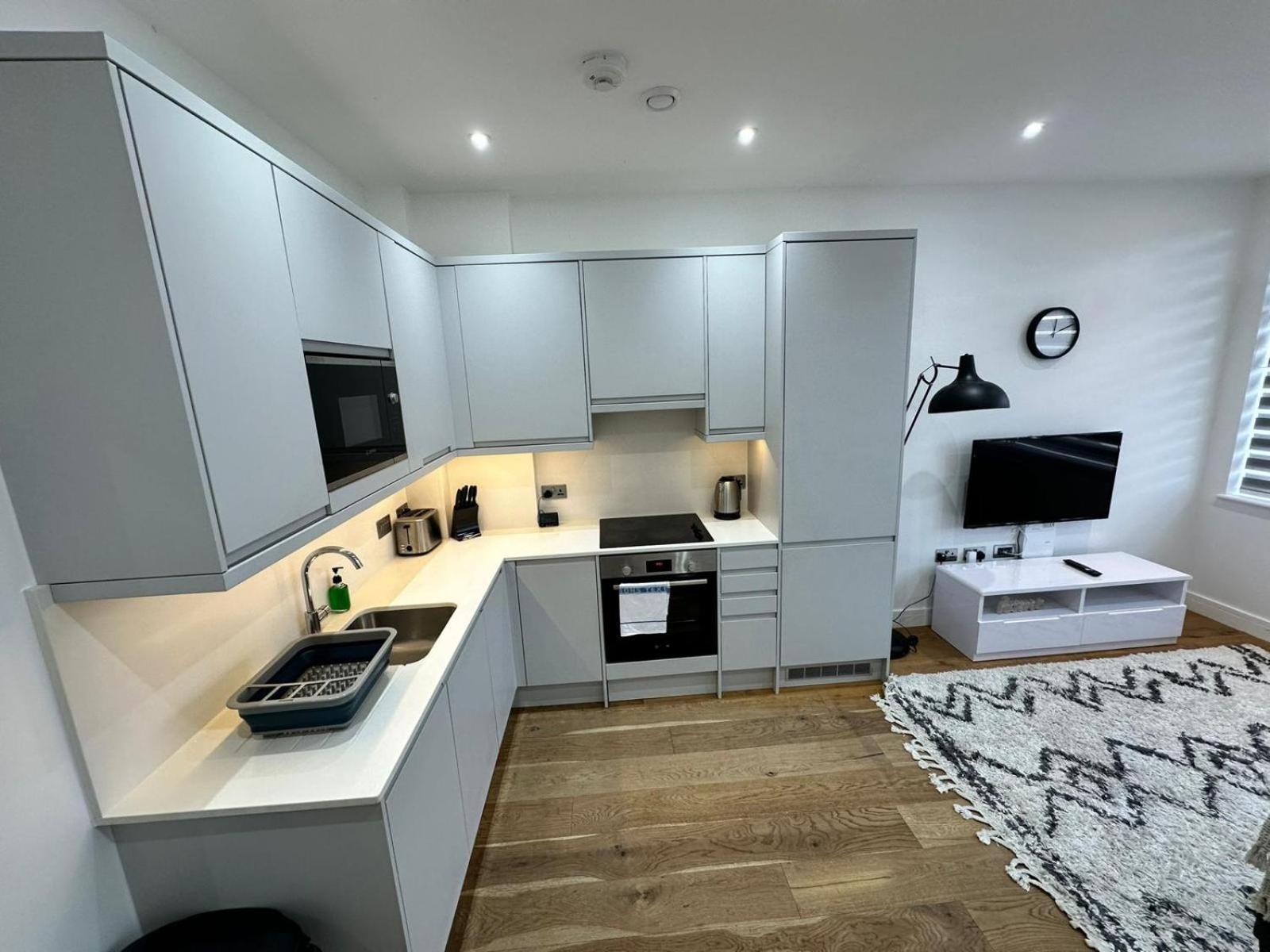Vila Deluxe Chic 1 2 Bed Apts Near Heathrow Legoland Windsor Slough Exteriér fotografie