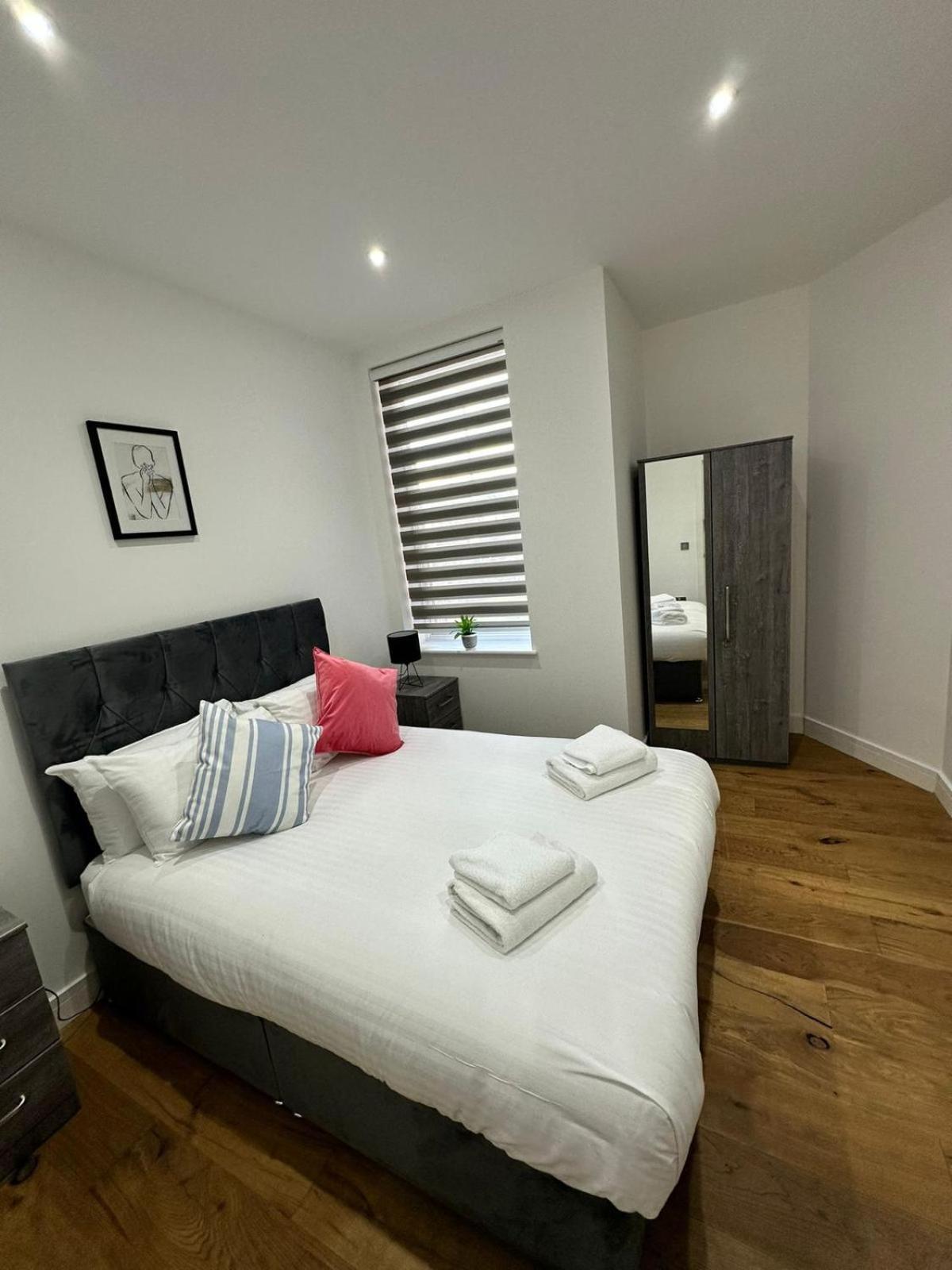 Vila Deluxe Chic 1 2 Bed Apts Near Heathrow Legoland Windsor Slough Exteriér fotografie