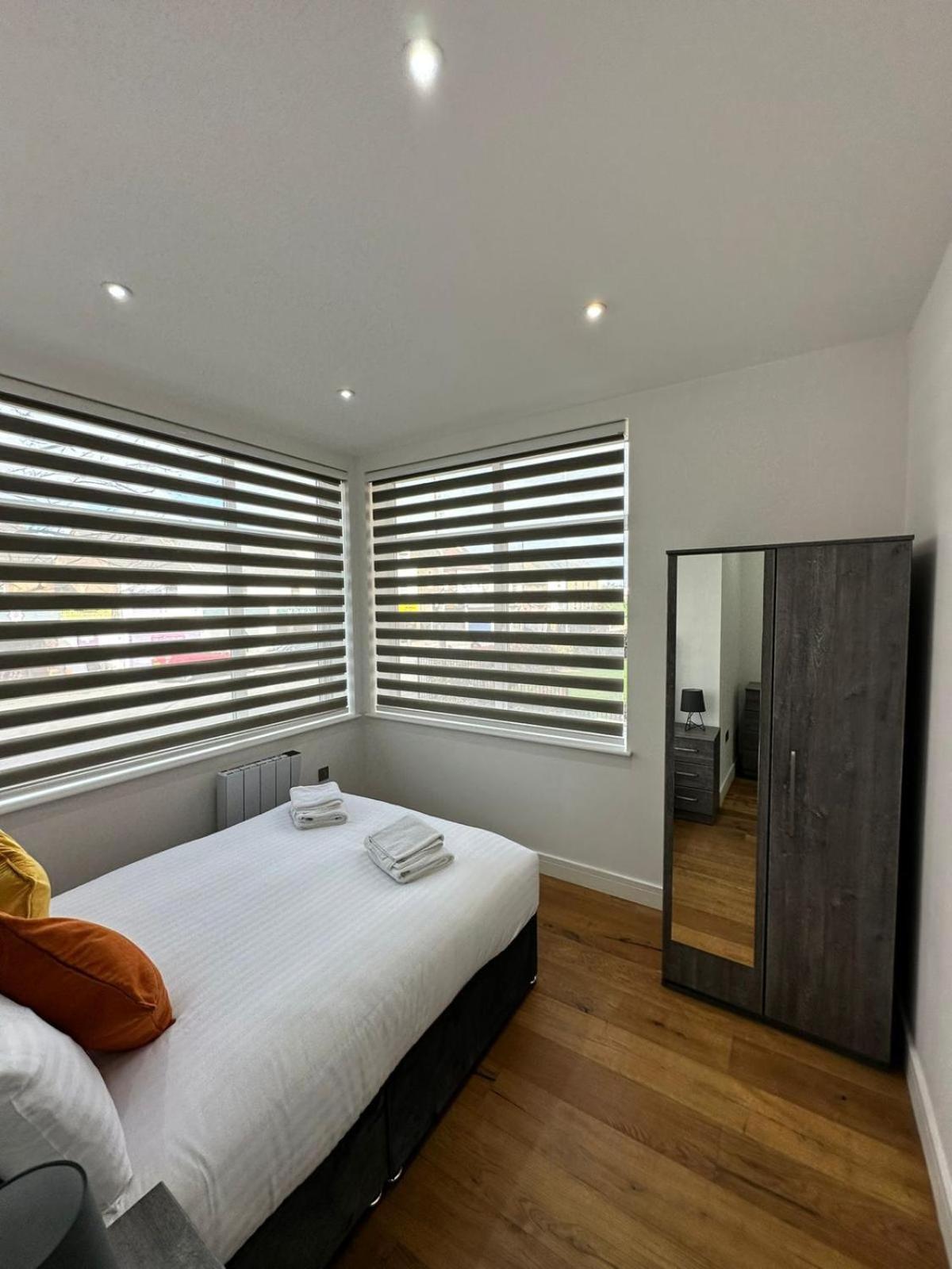 Vila Deluxe Chic 1 2 Bed Apts Near Heathrow Legoland Windsor Slough Exteriér fotografie